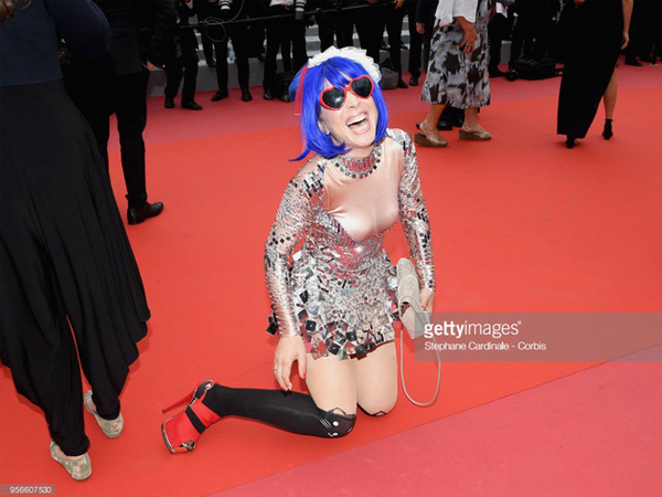 Thảm đỏ Cannes ngày 2: Vẫn không thiếu chiêu trò khoe thân gây sốc