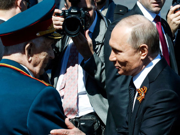 Thấy người lính già bị xô mạnh, ông Putin đích thân 'giải vây', bắt tay, mời đi cùng