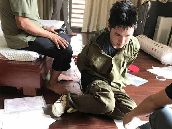 Thiếu tướng Công an bắt gọn tên cướp đang khống chế con, cháu mình