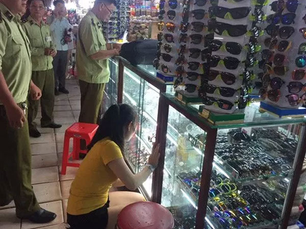 Thu giữ hàng nghìn đồng hồ, mắt kính nghi hàng giả tại chợ Bến Thành