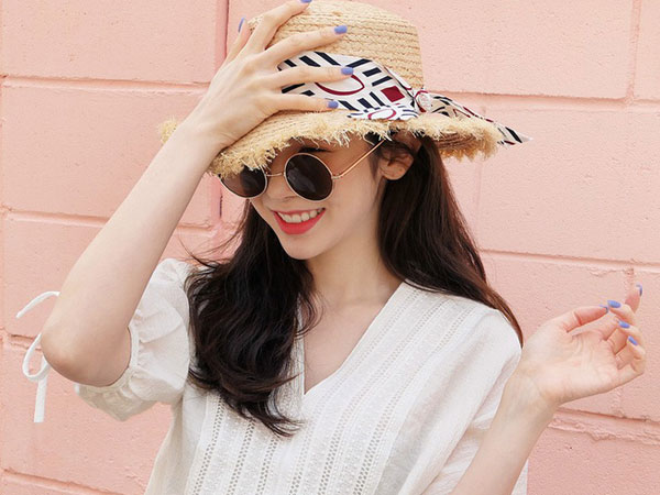 Áo đục lỗ tưởng là mốt cũ nhưng lại là mẫu áo xinh xẻo vô cùng cho hè này