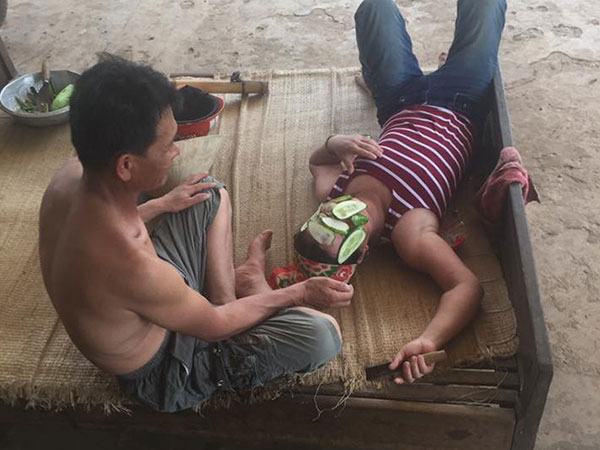 Bố ra vườn hái dưa chuột đắp mặt nạ cho mẹ: Hình ảnh đẹp nhất ngày hôm nay
