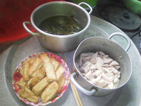 Bức ảnh mâm cơm 5 người ăn chưa đến 30 nghìn, lại vừa bế con vừa nấu của mẹ trẻ gây tranh cãi