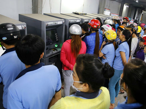 Choáng với 'rừng phí' dịch vụ ngân hàng