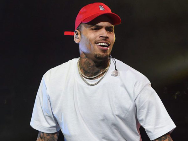 Chris Brown bị đòi hàng trăm tỷ đồng vì để bạn bè cưỡng hiếp nhiều phụ nữ tại nhà riêng