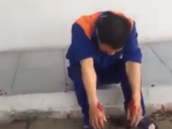 Clip: Nghi bị đổ thiếu, khách hàng đánh nhân viên cây xăng chảy máu mồm