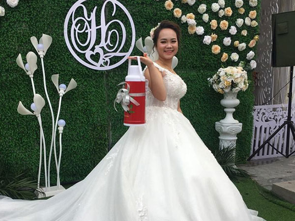 Có những người dành cả tuổi thanh xuân để đi ăn cưới và nghĩ trò 'troll' cô dâu chú rể
