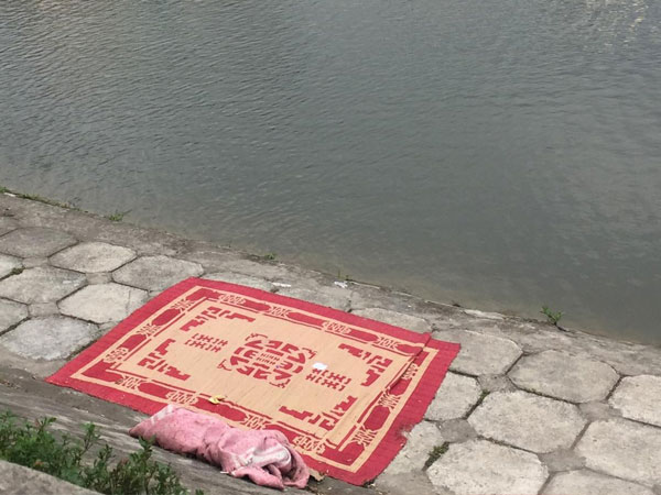 Hà Nội: Đi tập thể dục, người dân bàng hoàng phát hiện thi thể người đàn ông nổi lập lờ trên hồ Ngọc Khánh