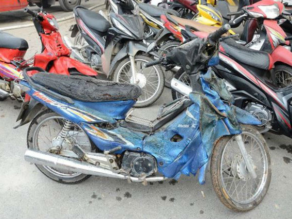 Hàng loạt xe biến dạng sau vụ cháy ở toà nhà Bệnh viện Việt-Pháp