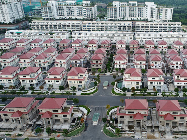 Khu đô thị xa hoa đối lập những ngôi nhà nát giữa lòng Thủ Thiêm