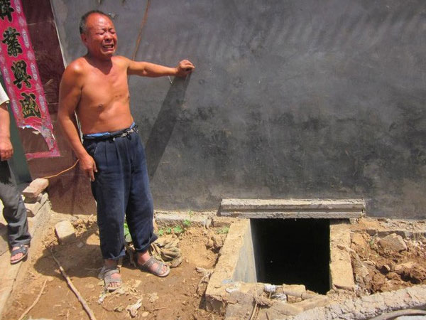 Làm rơi điện thoại vào nhà wc, người phụ nữ không ngờ sự bất cẩn này lại làm chết 2 mạng người oan uổng