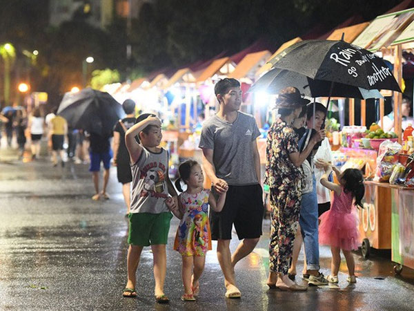 Người lớn, trẻ nhỏ Hà Nội đội mưa khai trương phố đi bộ Trịnh Công Sơn