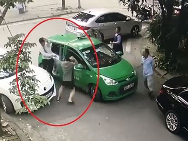 Nóng: Bố của nam thanh niên cầm gạch đánh lái xe taxi nói gì sau vụ việc?
