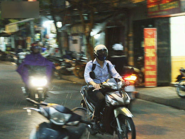 Sau bao ngày nắng nóng đổ lửa, Hà Nội đã có mưa trên diện rộng
