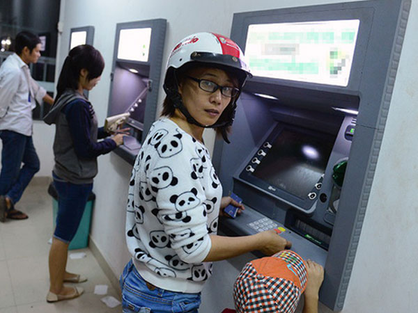 Tạm dừng tăng phí rút tiền ATM chỉ đến hết tháng 6?
