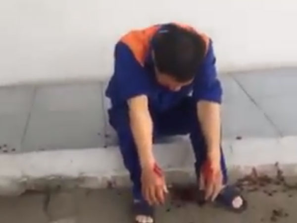 Video: Nghi bị đổ thiếu, khách hàng đánh nhân viên cây xăng chảy máu mồm