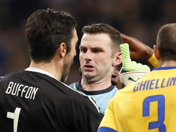 Buffon bị UEFA buộc hai tội danh