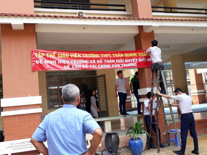Chênh lệch 3.6 tỷ đồng, giáo viên căng băng rôn đòi hiệu trưởng công khai tài chính