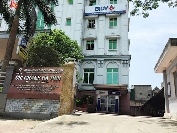 Nhân viên ngân hàng giúp tướng công an bắt cướp ở nhà con gái