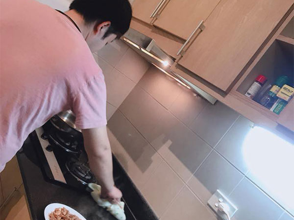 Nhìn cách ông chồng chăm vợ ốm 'quá tốt so với quy định' này, chị em nào cũng phải xuýt xoa không ngớt
