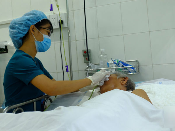 Sau câu hỏi 'cha chết chưa', vợ chồng con trai bỏ mặc cha già thoi thóp tại bệnh viện Gia Định