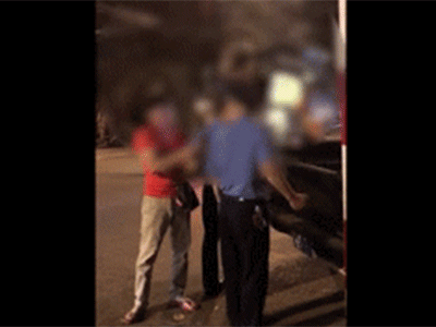 Video người đàn ông gây sự với thanh tra giao thông: 'Đường nhà tao, mày không được đỗ xe'