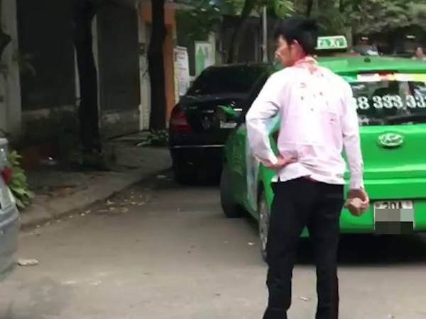 Vụ tài xế taxi bị chủ xe Mercedes đỗ sai đánh: Chấp nhận hòa giải