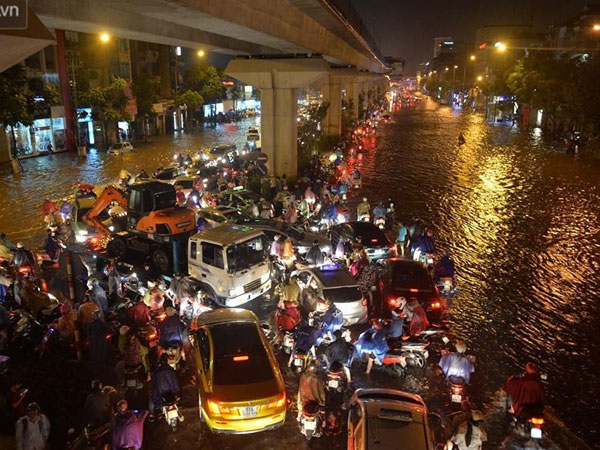 Chùm ảnh: Giao thông qua đường Nguyễn Trãi tê liệt sau cơn mưa lớn như trút nước tối 12/5