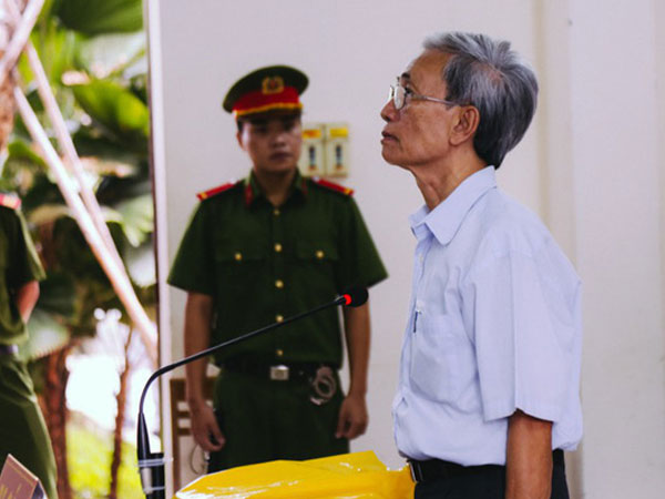 Luật sư của bị cáo 77 tuổi phạm tội dâm ô với trẻ em: 'Tôi còn muốn toà tuyên vô tội chứ không chỉ giảm xuống 18 tháng tù treo'