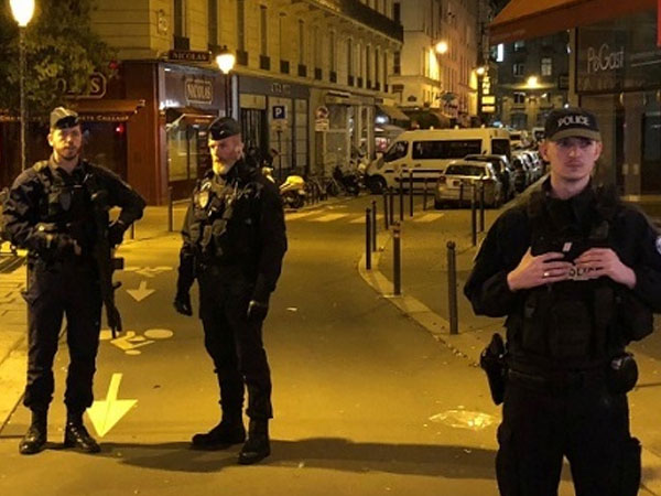Macron nói Pháp 'phải trả giá bằng máu' sau vụ đâm dao ở Paris