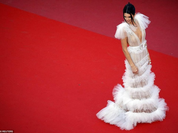 Thảm đỏ Cannes ngày 5: Kendall Jenner lộ ngực trần, 'Hoa hậu đẹp nhất mọi thời đại' khoe vòng 1 nghẹt thở