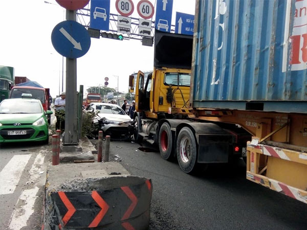Va chạm với container, ô tô quay ngược đầu, tài xế thoát chết trong gang tấc