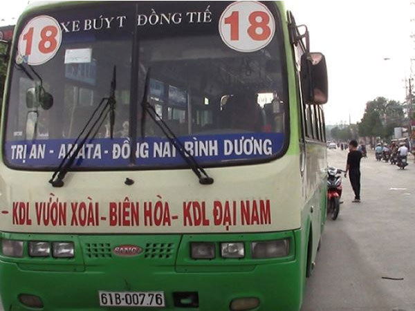 Xe buýt cán qua người khiến 2 thiếu nữ nguy kịch
