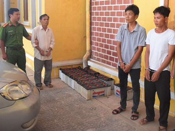 Bốn người chuyên ăn trộm bình ắc-quy tàu đánh cá