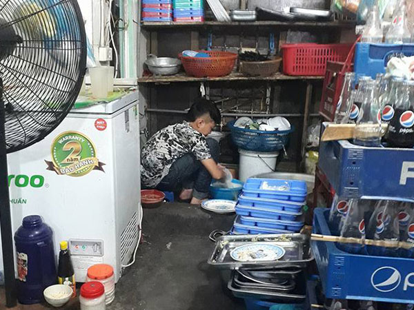 Câu chuyện của cậu bé tỉnh lẻ 15 tuổi lên Hà Nội rửa bát kiếm tiền nuôi em khiến ai nấy chạnh lòng xúc động