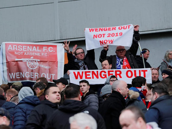 CĐV Arsenal phản đối ông chủ người Mỹ