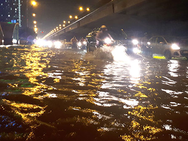 Cơn mưa lớn nhất từ đầu năm vượt quá khả năng thoát nước của Hà Nội