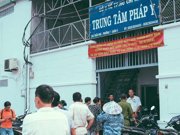 Con trai của người hiệp sĩ hy sinh khi bắt băng trộm SH: 'Từ nay, ba không đón con đi học nữa hả mẹ...'