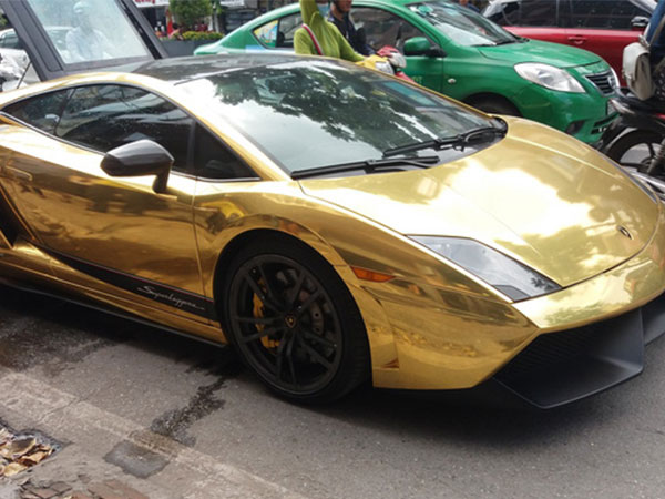 Hà Nội: Lamborghini bạc tỷ bốc khói nghi ngút giữa phố, người dân hiếu kỳ vây quanh
