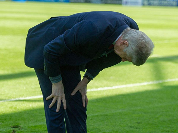 Khoảnh khắc HLV Wenger cúi chào CĐV Arsenal lần cuối gây xúc động