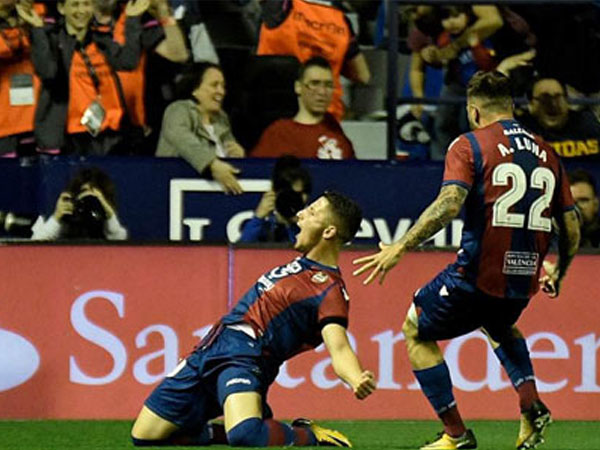 Levante chấm dứt giấc mơ bất bại của Barca trong trận đấu có chín bàn