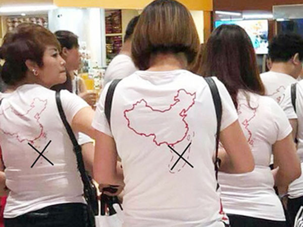 Nhóm khách Trung Quốc mặc áo in hình đường 'lưỡi bò' nhập cảnh Cam Ranh