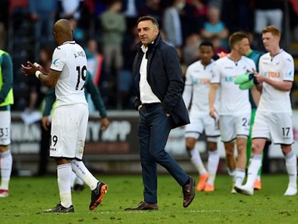 Stoke kéo Swansea cùng rớt khỏi Ngoại hạng Anh
