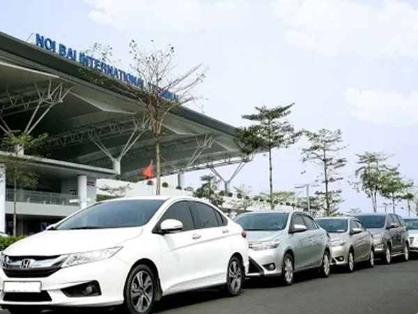 Taxi đi Nội Bài 180.000 đồng: Tung chiêu hạ giá tranh khách