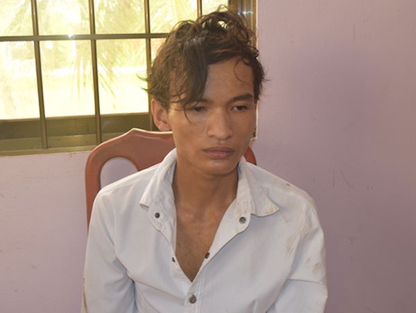 Thanh niên 'ngáo đá' cố thủ trên nóc nhà vì tưởng có người truy đuổi