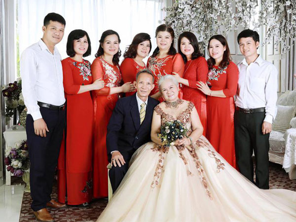 Bức ảnh mặc váy cưới đầu tiên sau 50 năm của bà ngoại và bộ hình 5 thế hệ trong gia đình