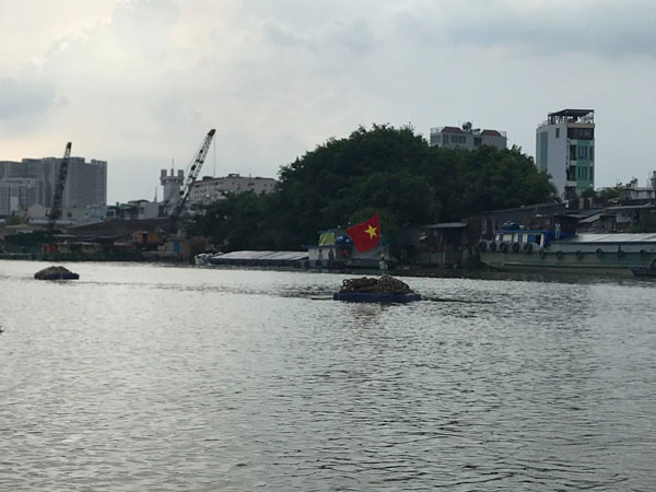 Ghe hơn 100 tấn chìm ở Sài Gòn, 3 người thoát chết