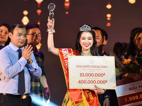 Hoa khôi Ngoại giao 2018 đã 'dậy thì thành công' thế nào?