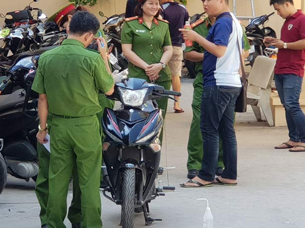 Khám xe của nghi phạm vụ 2 'hiệp sĩ' bị đâm chết