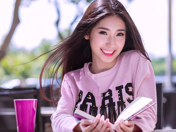 Khổng Tú Quỳnh nản khi bị gọi là 'ca sĩ hết thời' chứ không buồn khi gắn mác 'bạn gái Ngô Kiến Huy'